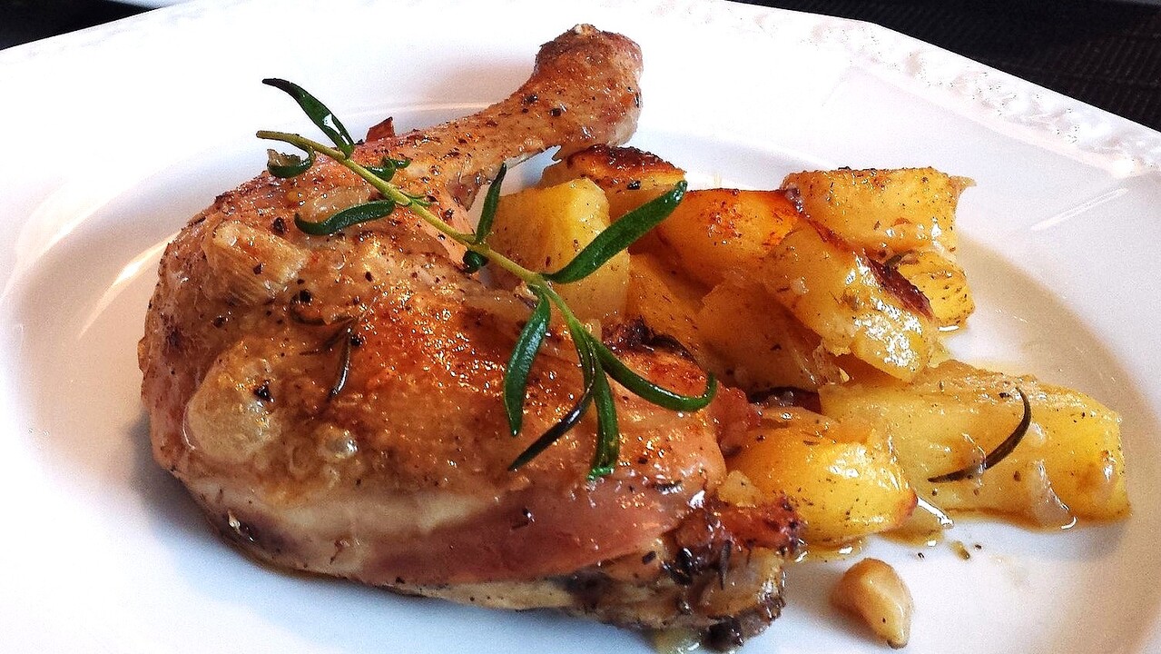 Пиле с картофи на фурна.