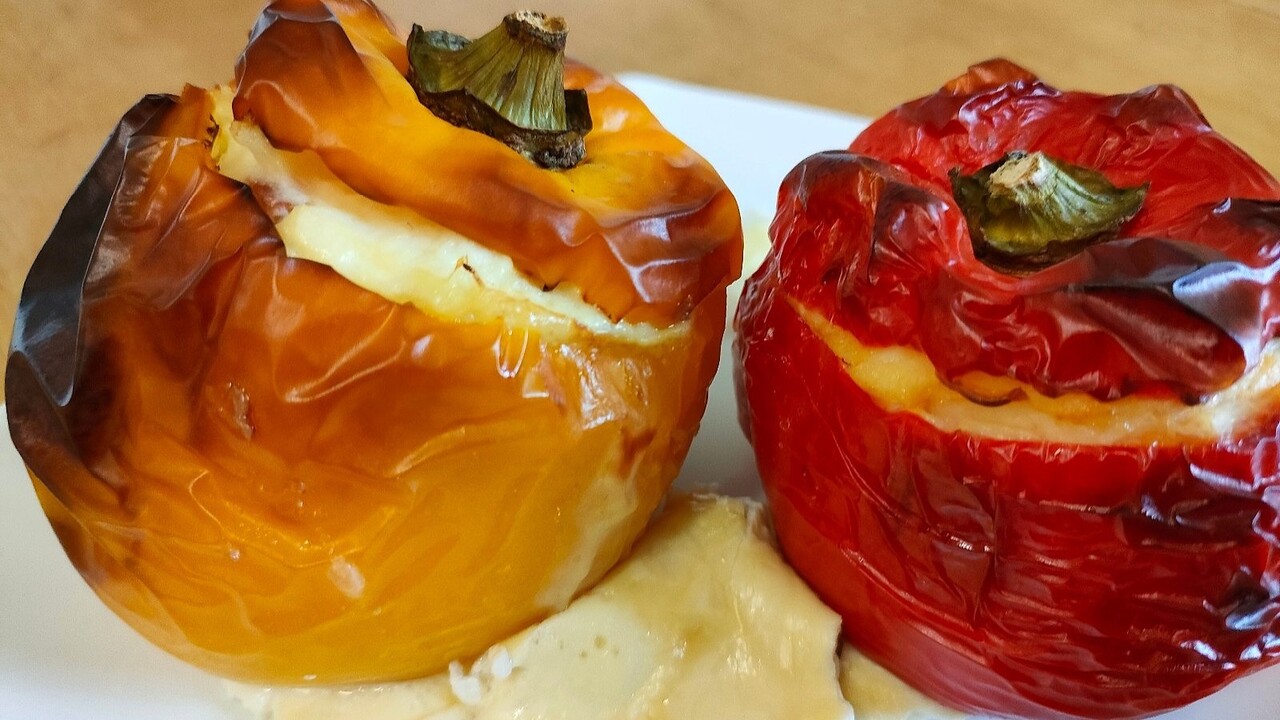 Пълнени чушки с извара, яйца и бекон.