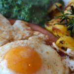 яйца на очи с масло