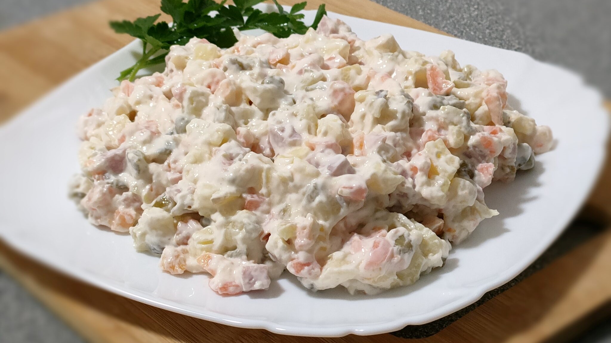 Руска салата с шунка