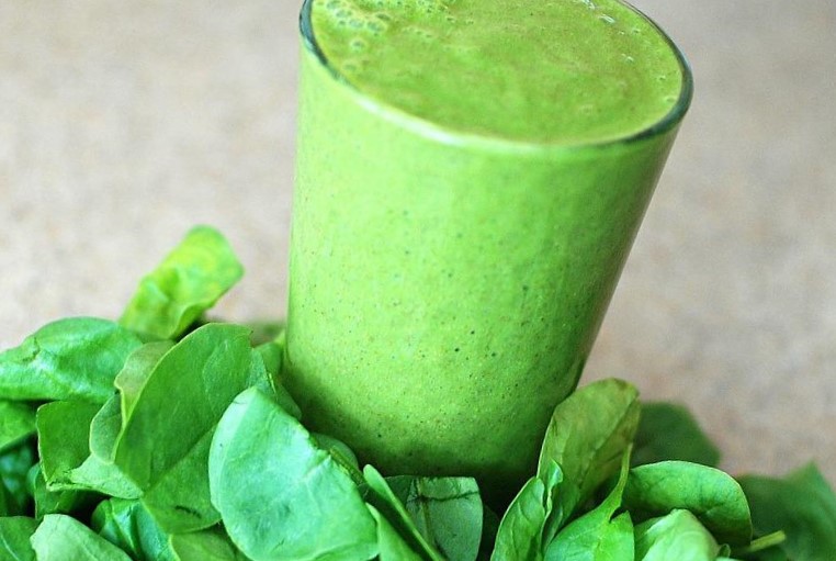 Витаминозна закуска – спаначено смути с кисело мляко