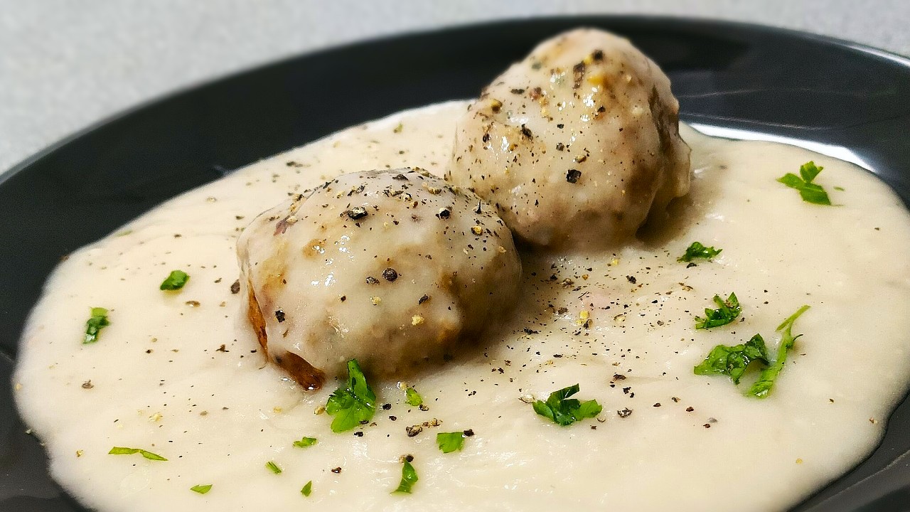 Кюфтета с бял сос