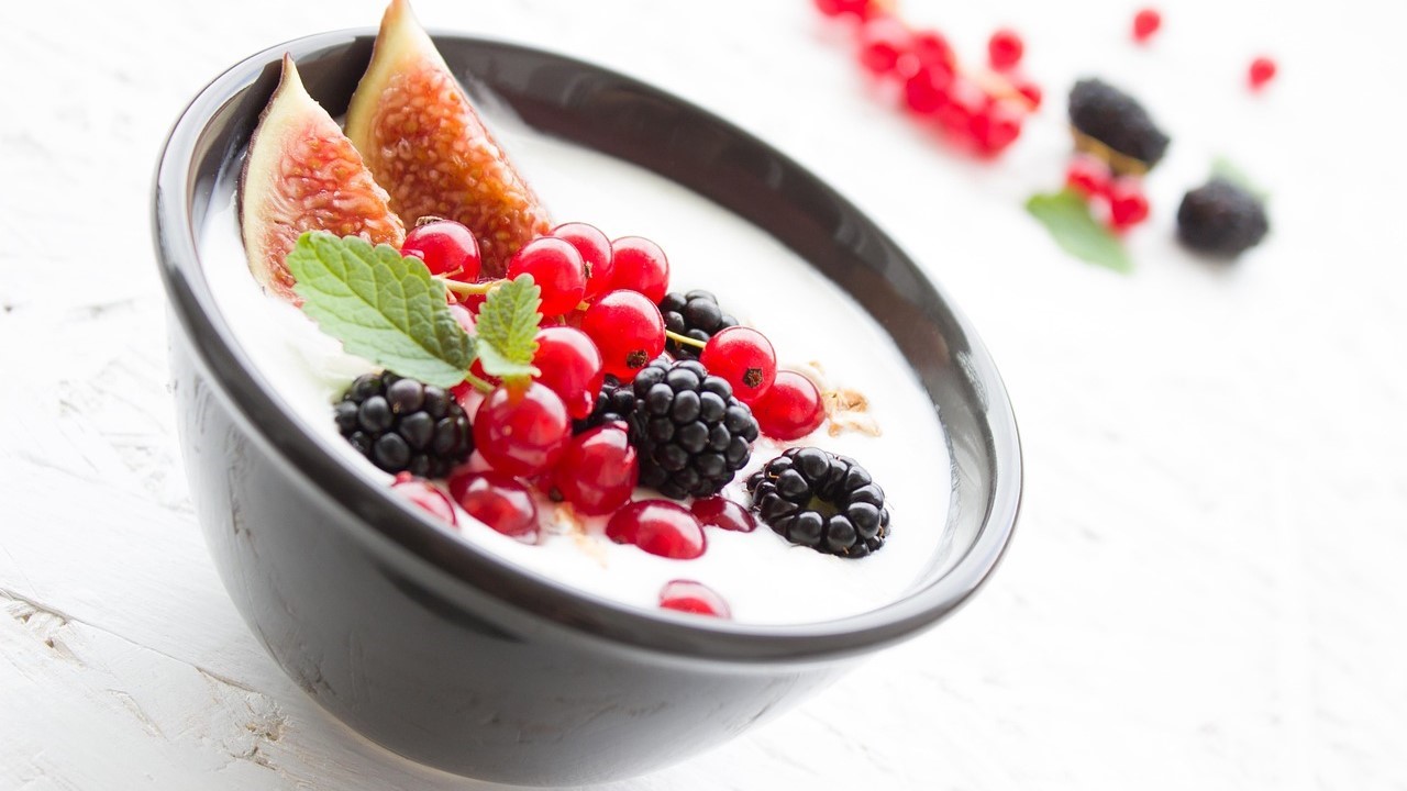 Здравословна закуска с кисело мляко