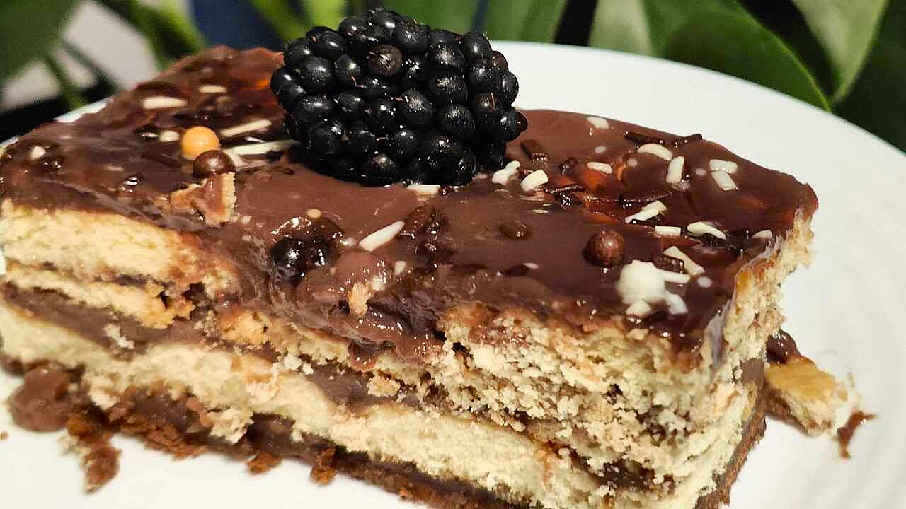 Бисквитена торта с шоколадов крем