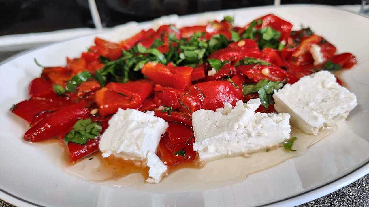 Салата от печени чушки с оцет и чесън