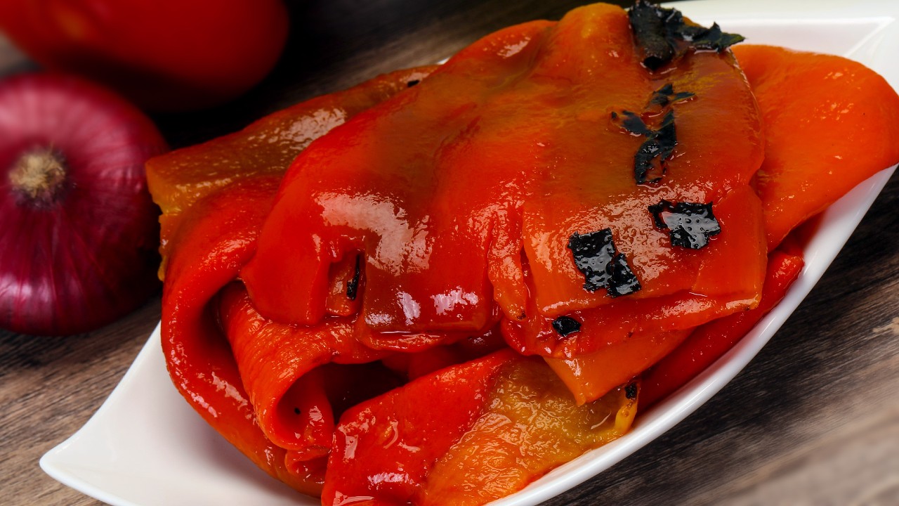 Печена червена капия в буркани без варене