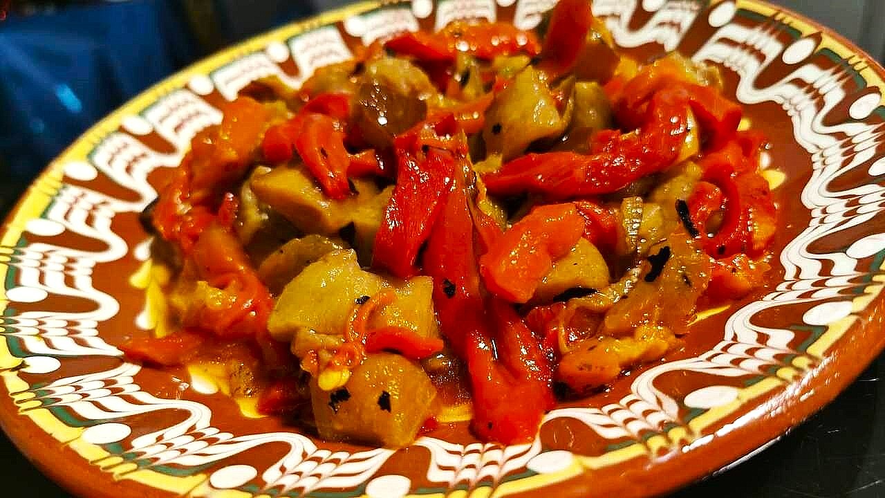 Разядка от патладжани, червени чушки и чесън