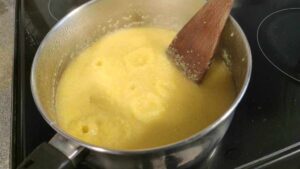 варене на качамак с масло и сирене