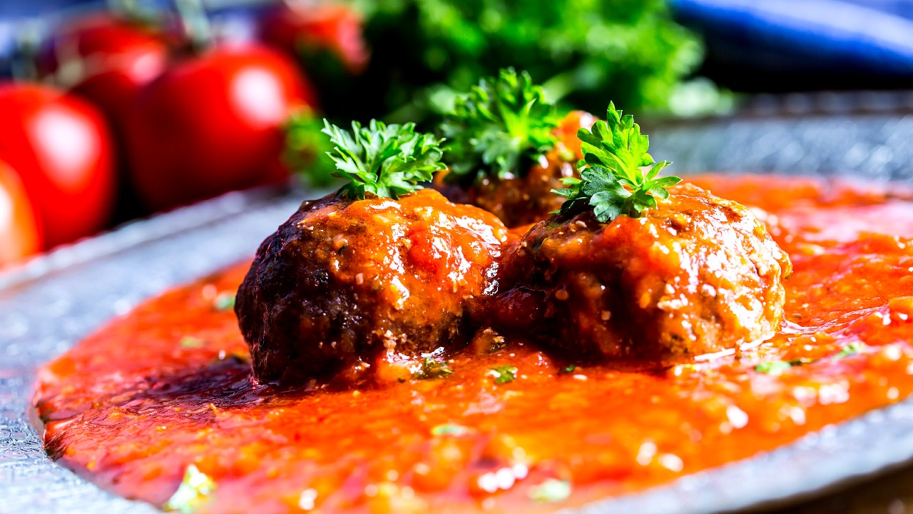 кюфтенца с доматен сос