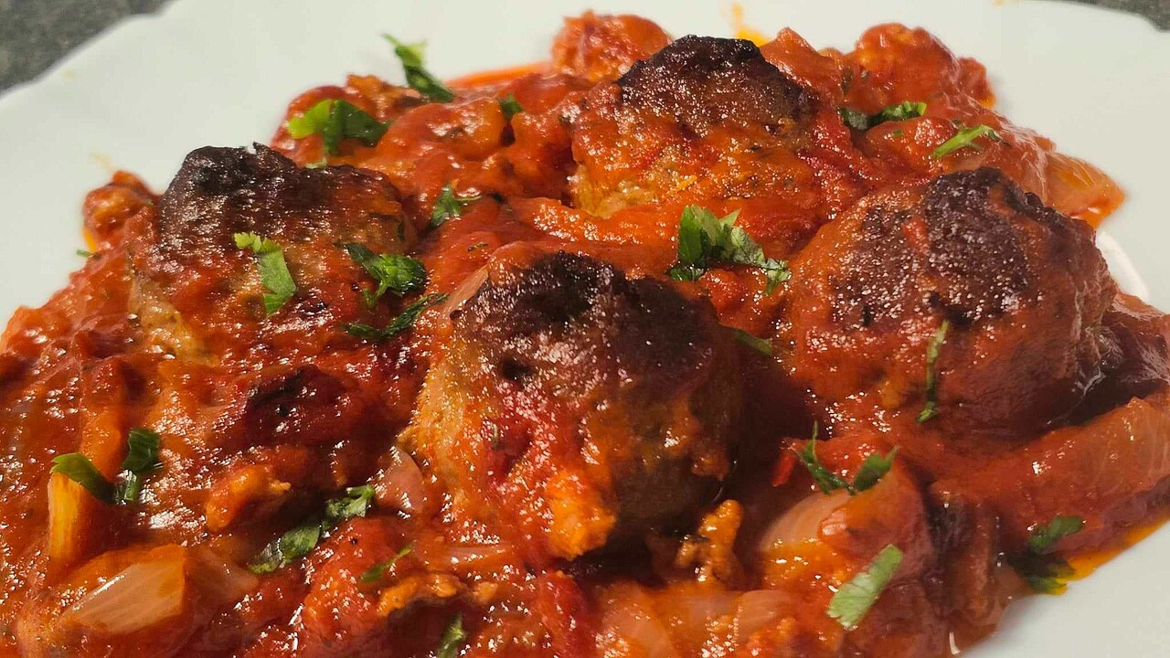 Телешки кюфтенца с доматен сос на фурна