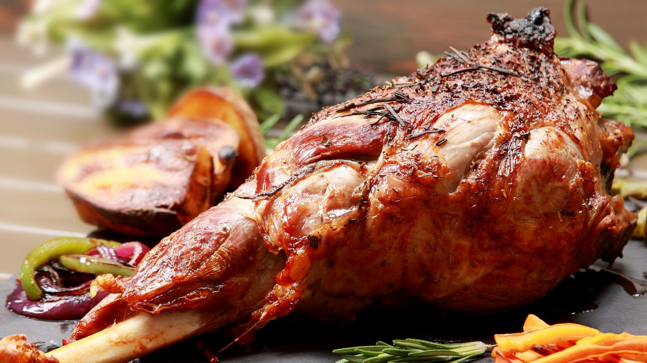 Бавно печен агнешки бут във фолио