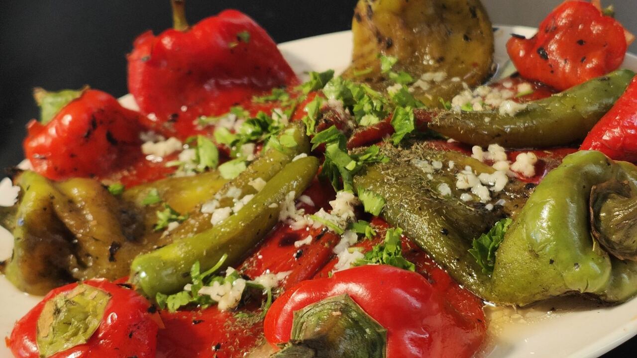 Салата от цели печени чушки с чесън