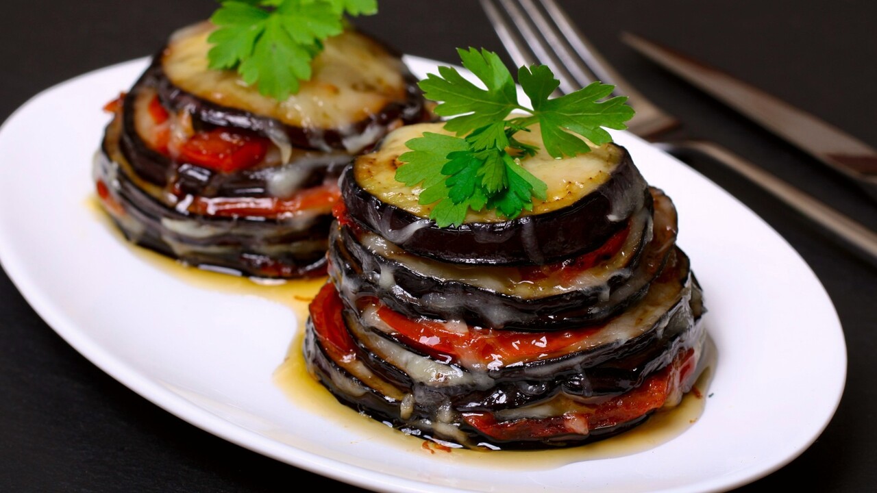 Стек от патладжан с домати, шунка и сирене