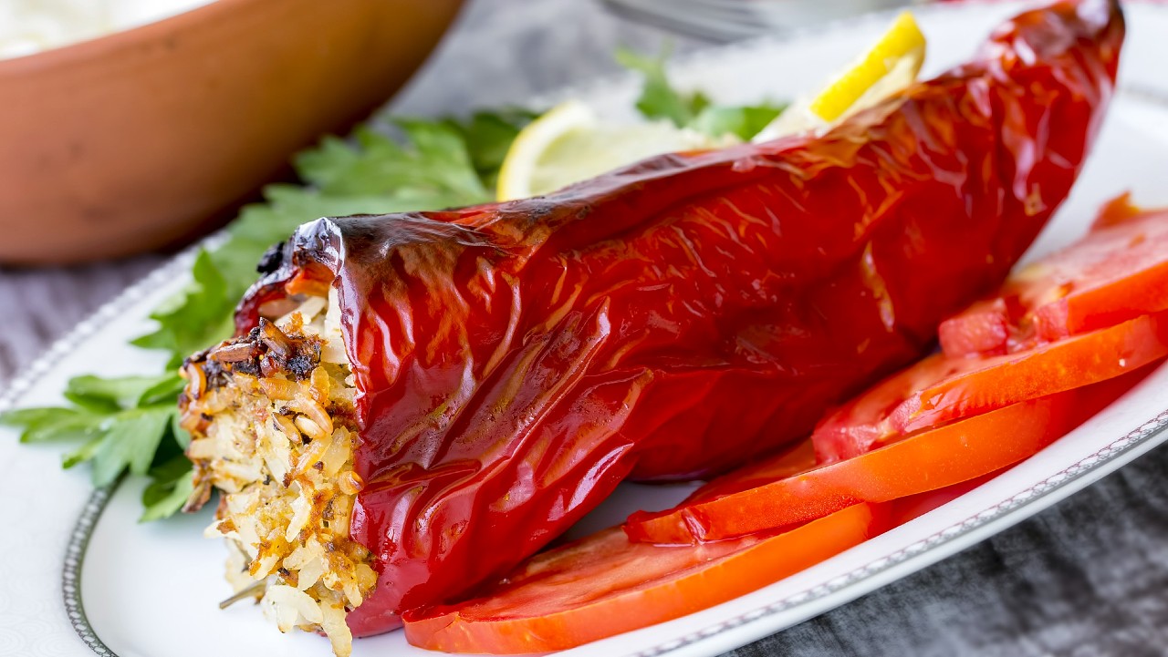 Пълнени червени чушки с кайма и ориз на фурна