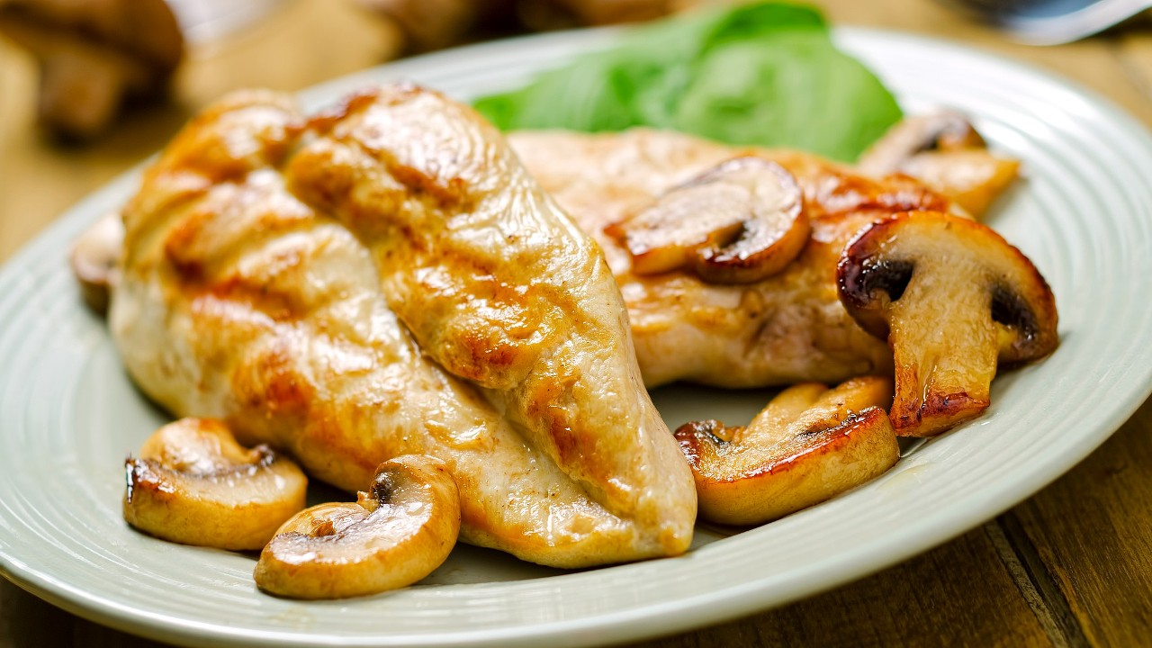 Гриловано пилешко с гъби соте