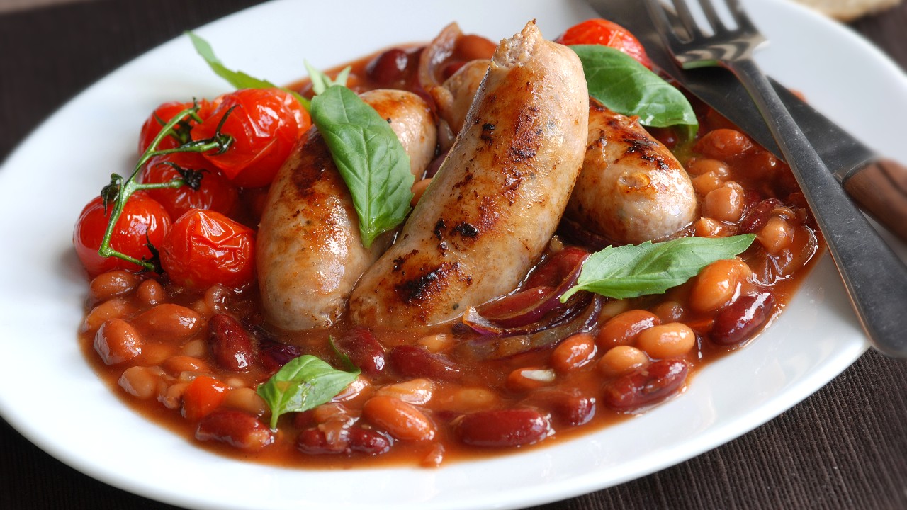 Запечен боб с наденица