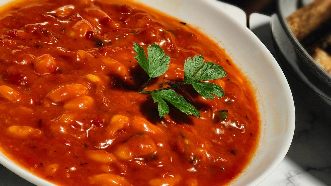 Салата боб с лютеница