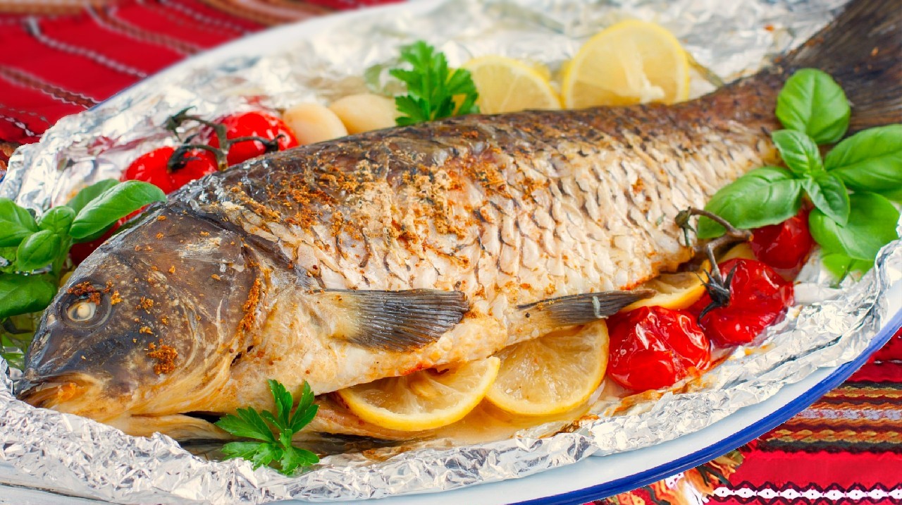 Пълнен шаран със зеленчуци на фурна