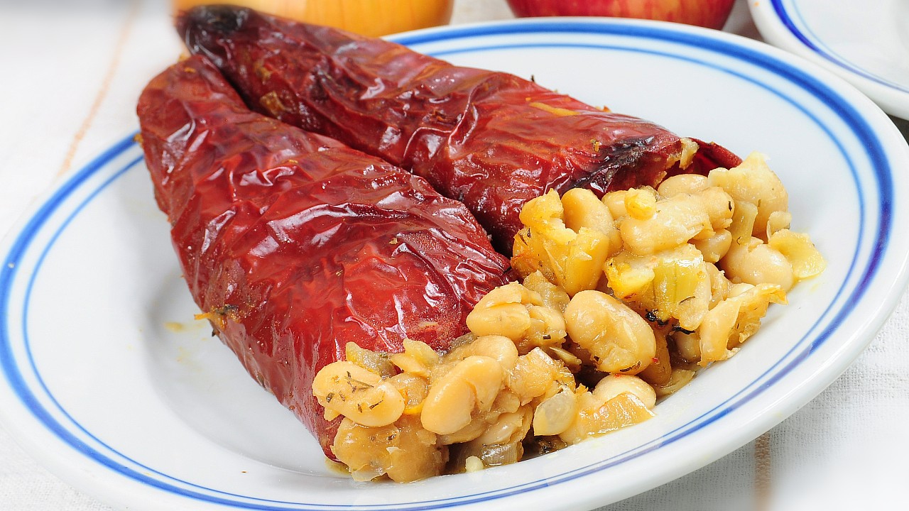 пълнени сушени чушки с боб