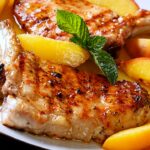 Свинско на скара с карамелизирани праскови