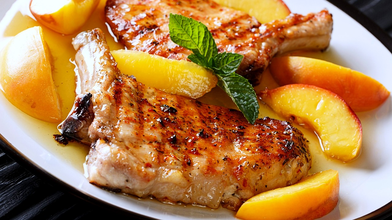 Свинско на скара с карамелизирани праскови