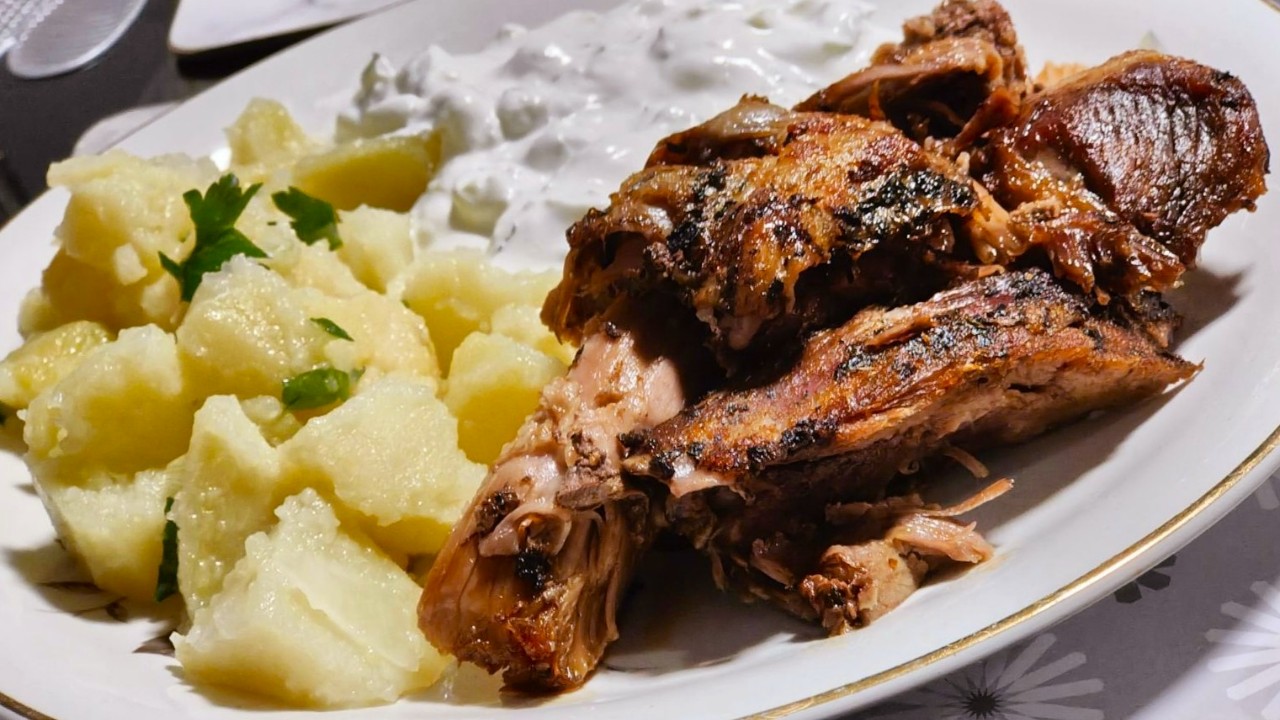 Агнешко бутче мариновано и печено под фолио