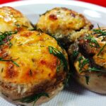 Пълнени гъби с бекон, кашкавал и яйце