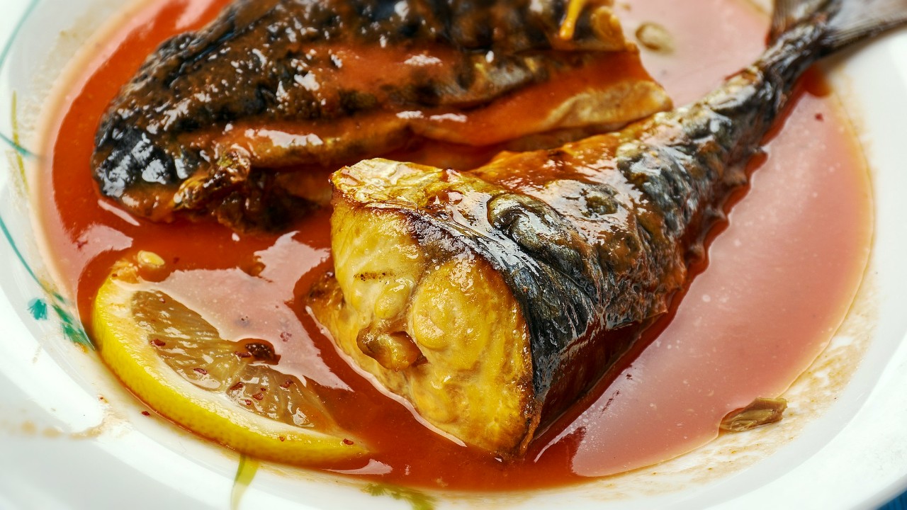 Пържена скумрия с доматен сос