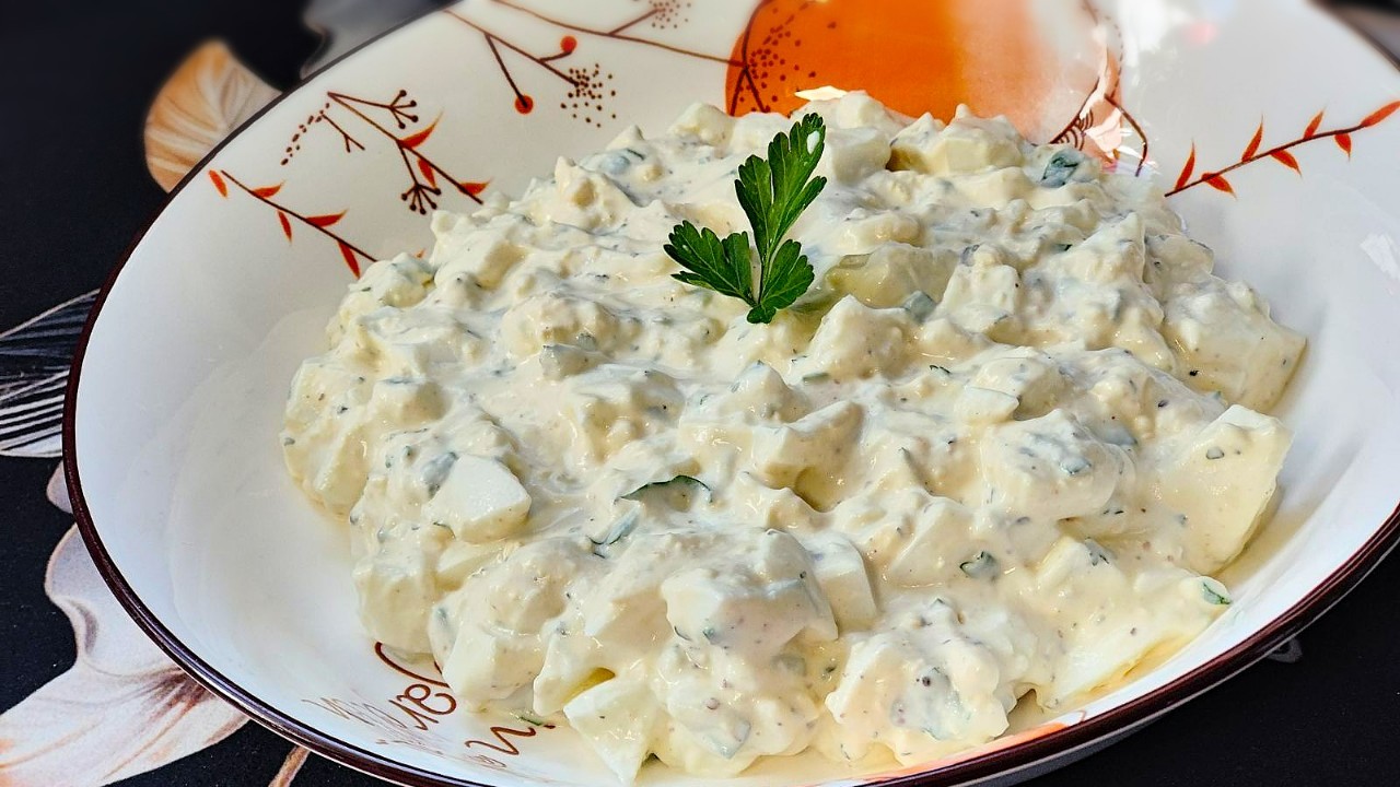 Яйчена салата с майонеза и крема сирене