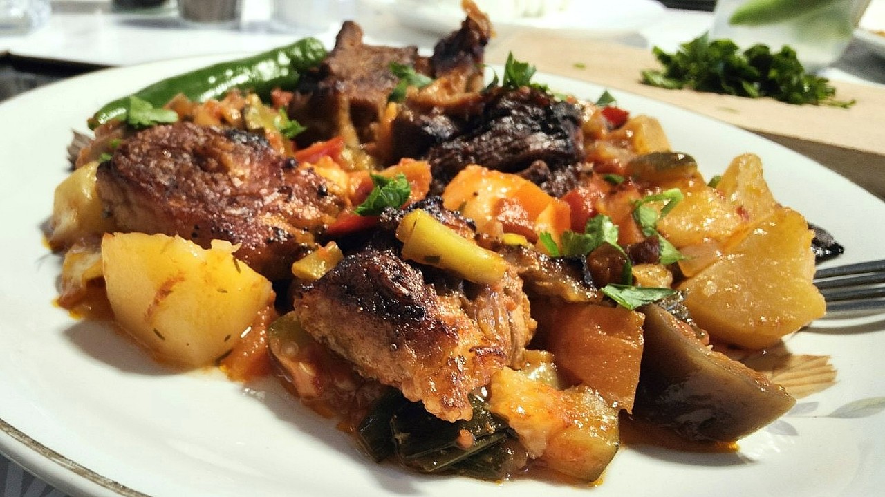 пролетен гювеч с месо