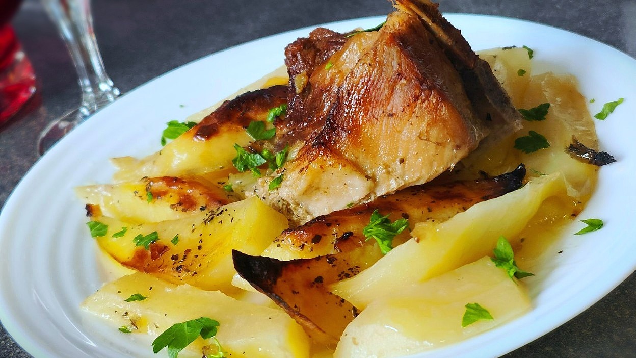 Свински ребра с картофи на фурна