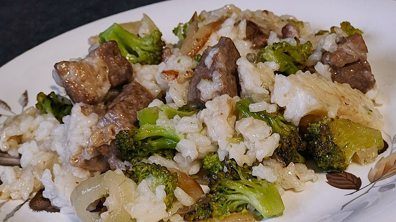 свинско с броколи и ориз