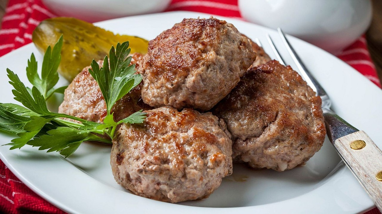 Сочни кюфтета с пресен лук и картофи