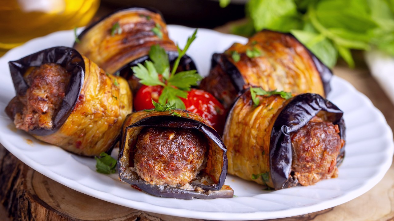 Патладжанени сармички с кайма