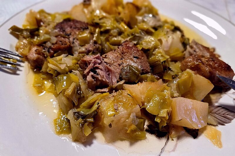 Свинско с праз под капак