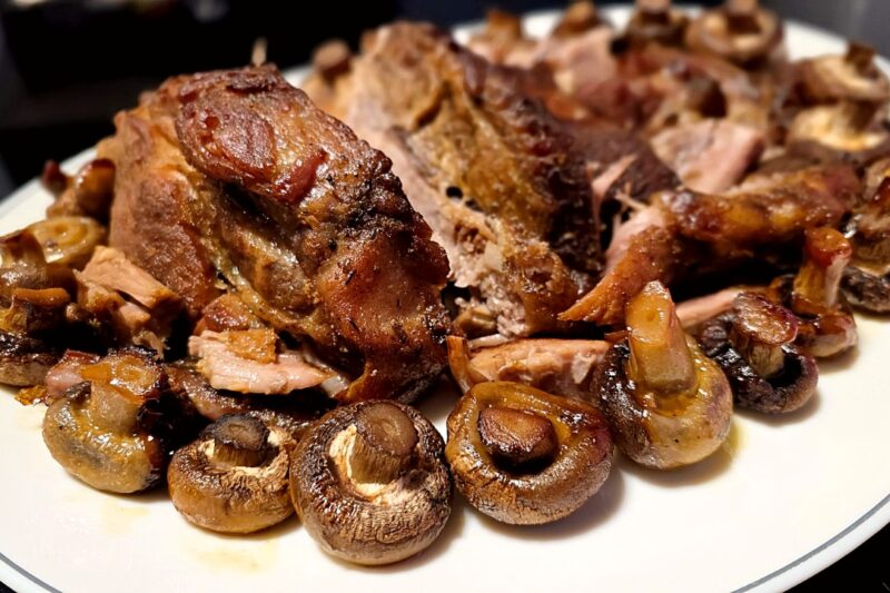 Бавно печен свински врат