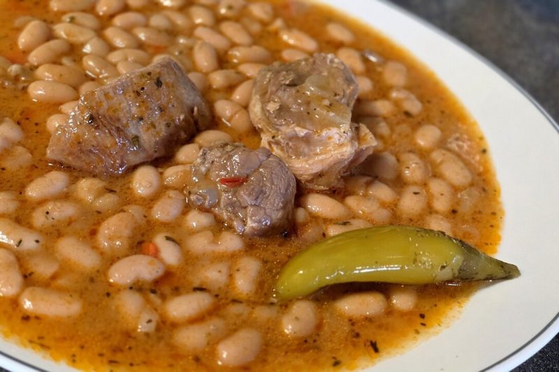 Боб чорба със свинско
