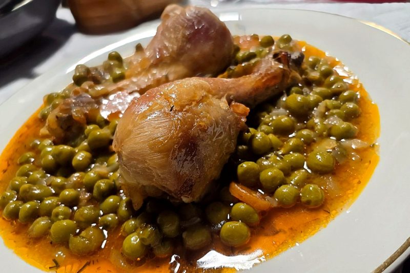 Пилешко с грах на фурна