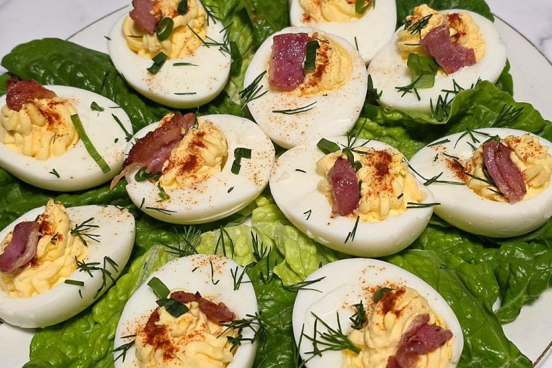 Пълнени яйца с крема сирене и бекон