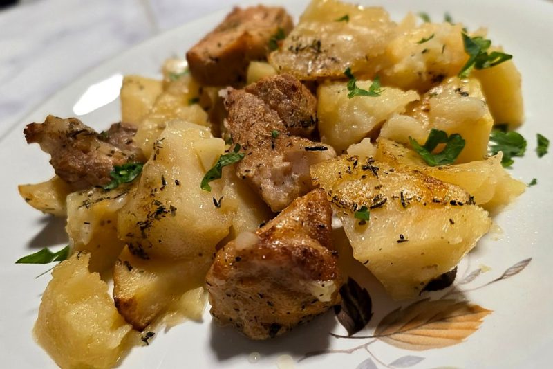 Картофи със свинско под фолио