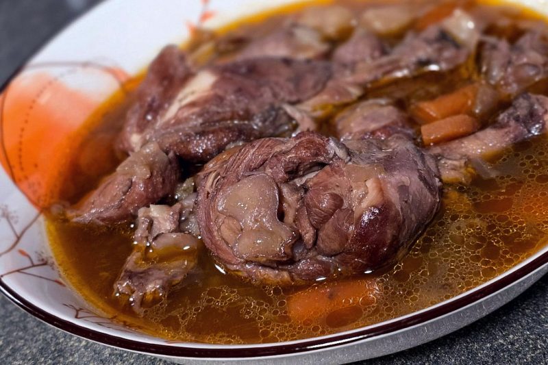 Яхния с пилешко и вино