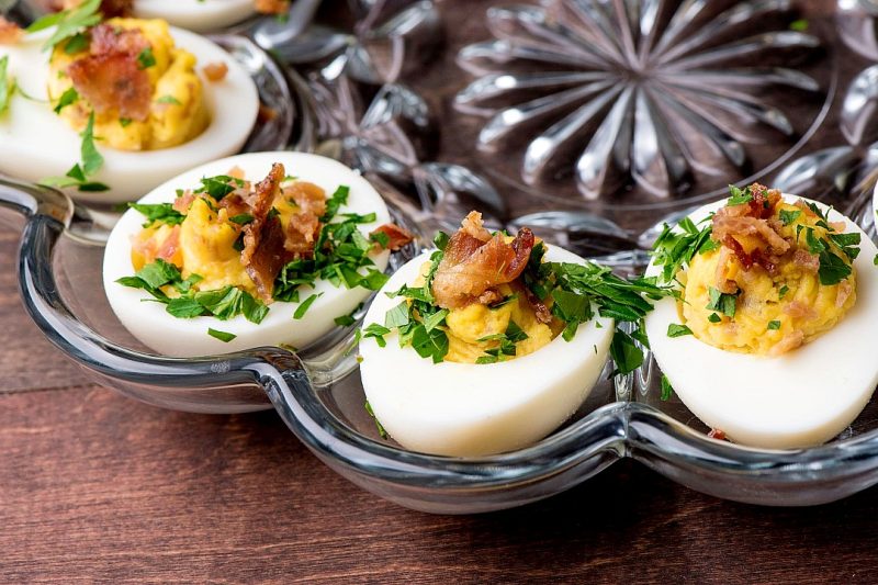 Пълнени яйца с крема сирене и бекон