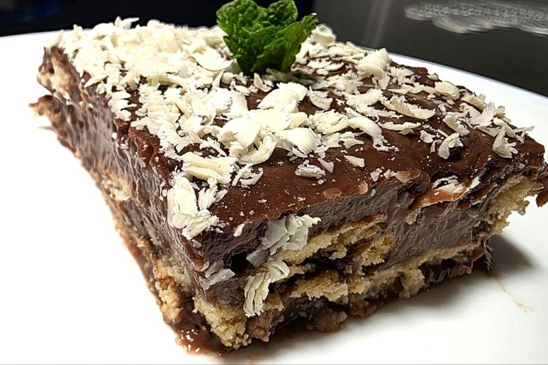 Шоколадова торта с натрошени бисквити