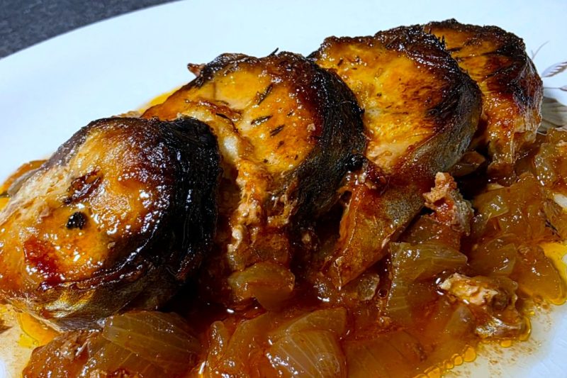 Скумрия с лук и доматен сос