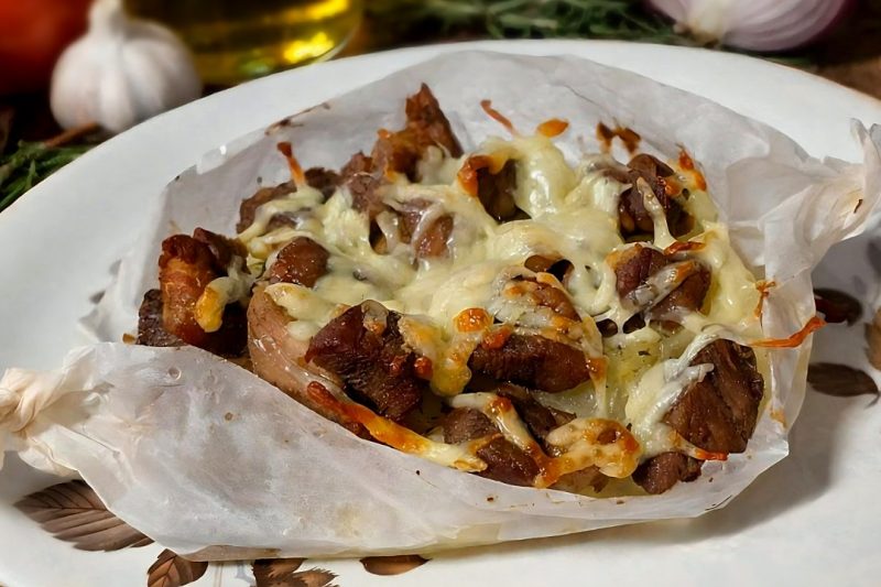 Картофи със свинско в хартия